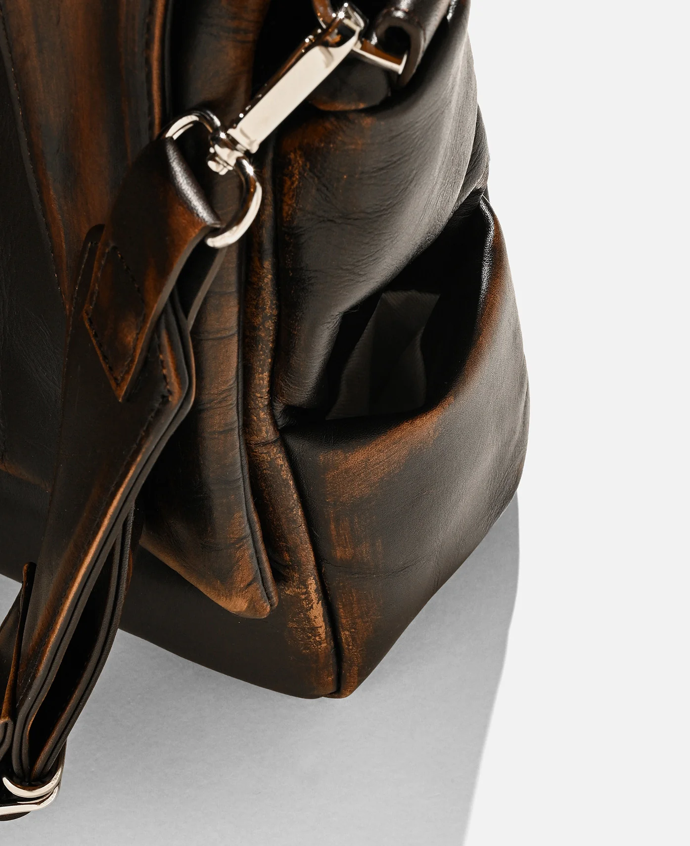 Vintage Leather Padded Flap Holiday Bag (Brown) - Image 3